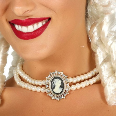 Perlový náhrdelník s medailonem