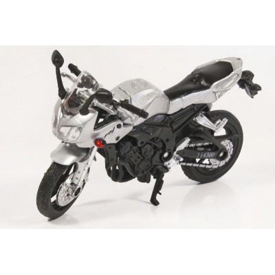 Motorka Yamaha stříbrná model Mondo Motors 1:18 