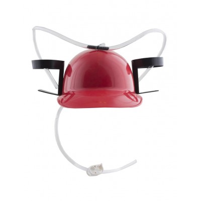 Červená helma s držáky na plechovky