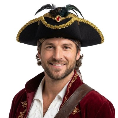 Historický třírohý klobouk s broží a peřím