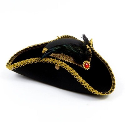 Historický třírohý klobouk s broží a peřím